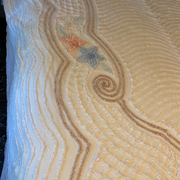 Vintage Cotton Chenille Bedspread 88” X 104” - Picture 4 of 6
